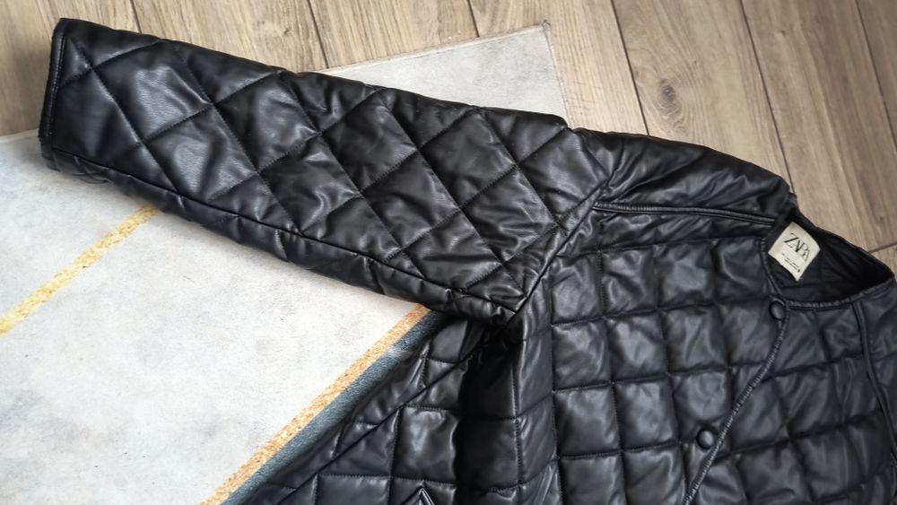 Jachetă lungă, impermeabila, matlasată. Modernă și foarte puțin purtat