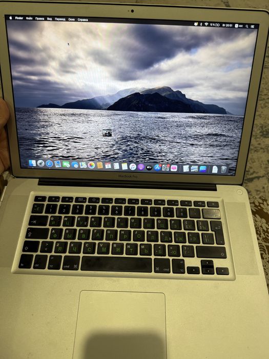 Продам макбук в хорошем состояние батарейка новая