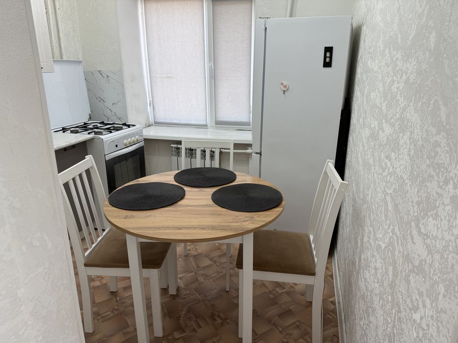 Продаются стол и 4 стула!