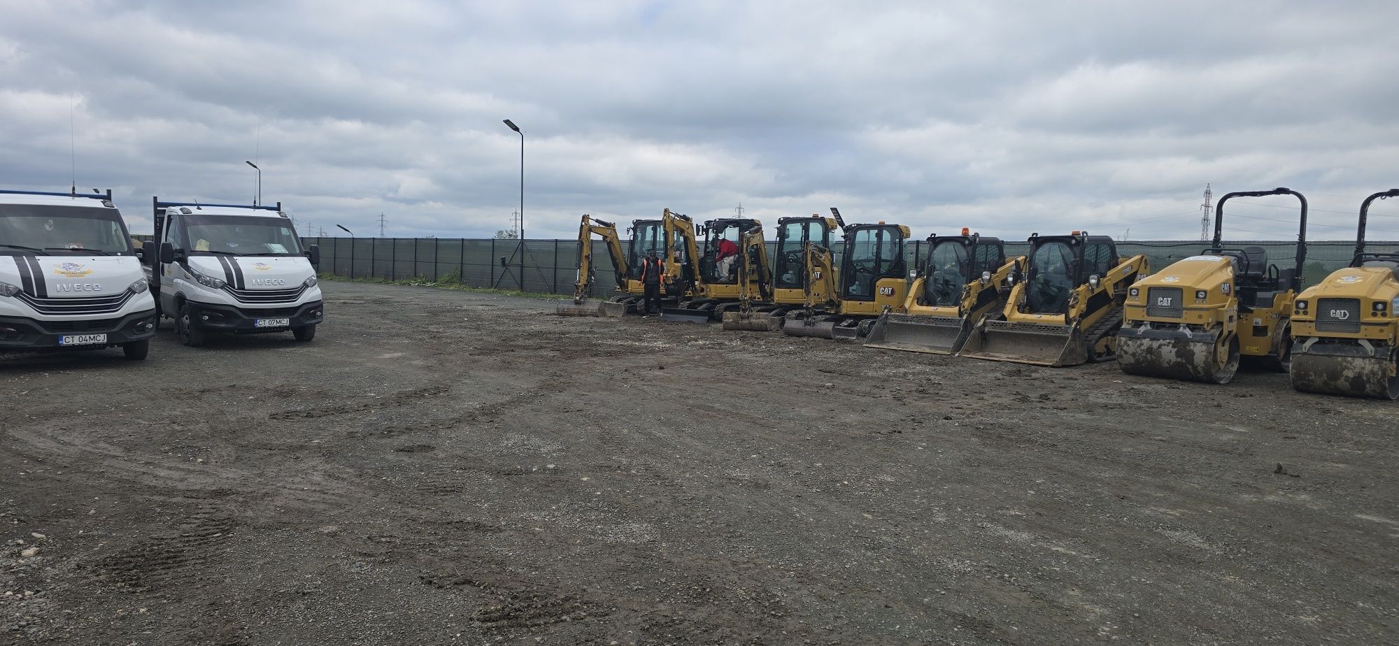Inchiriere/inchiriez Miniexcavator 3tone/Bobcat/Motoburghiu