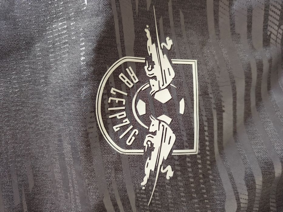 Продавам суитчер UNDER ARMOUR