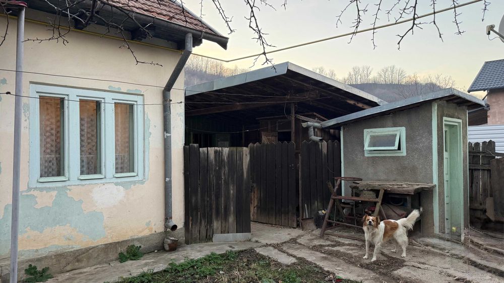 Casă bătrânească + teren de vânzare în Târgu Ocna, strada Tisești