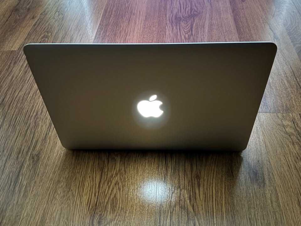 13.3'Apple MacBook Air Mid 2017 8GB RAM/256GB SSD/Intel i5