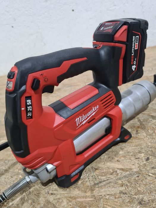 Gresor vaselina pentru utilaje agricole Milwaukee M18 GG