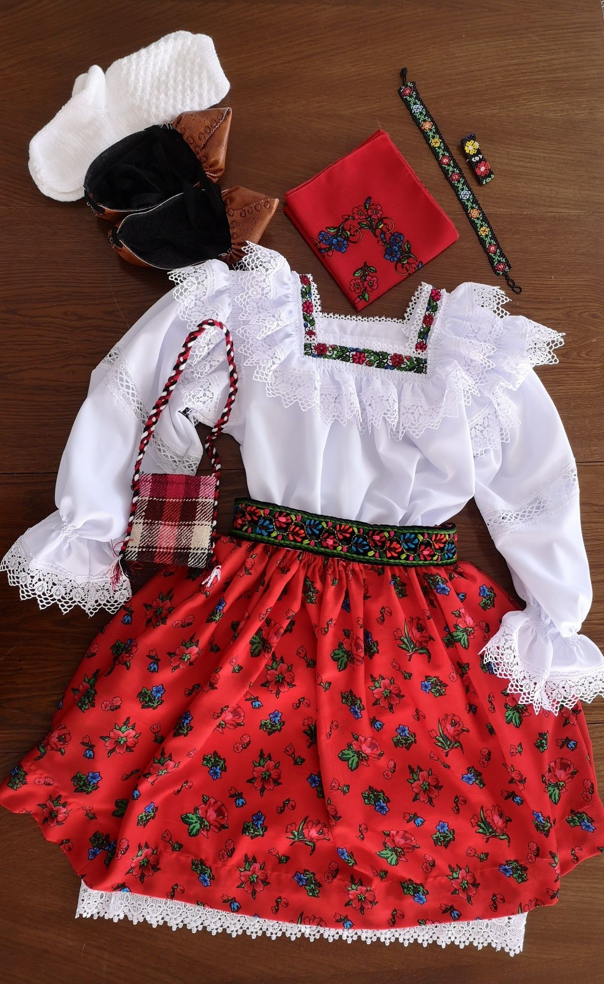 Costum popular complet pentru femei de Maramures rosu