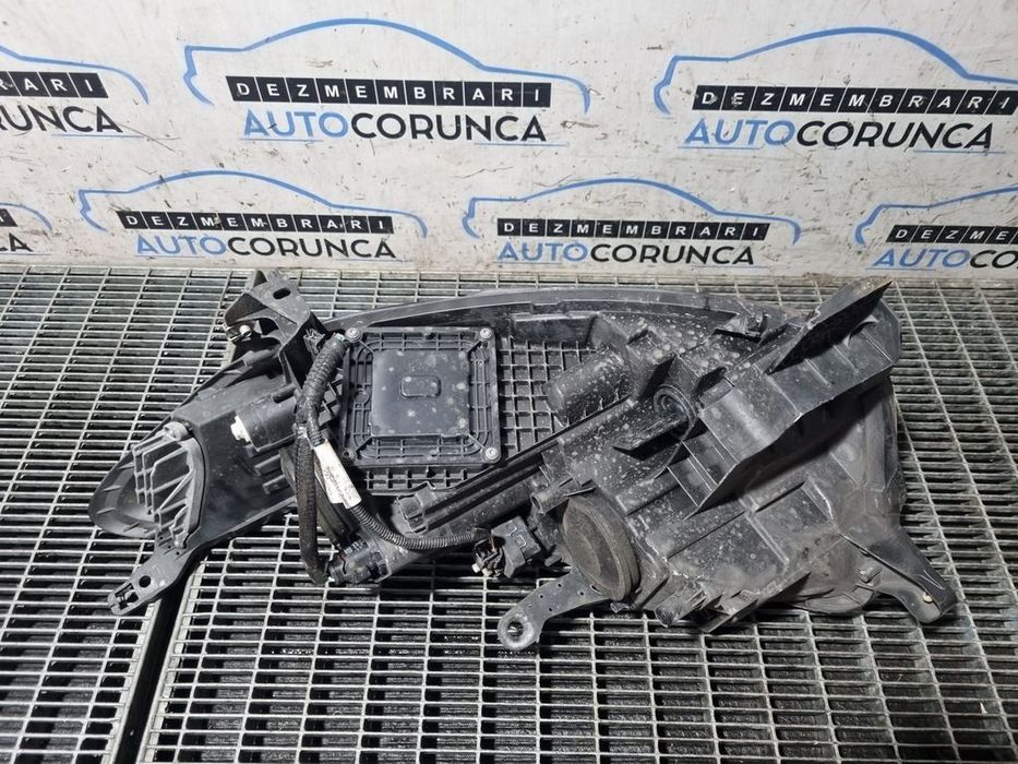 Far Dreapta Renault Kadjar 2015 - 2018 SUV 4 Usi (1310) Cu lupă