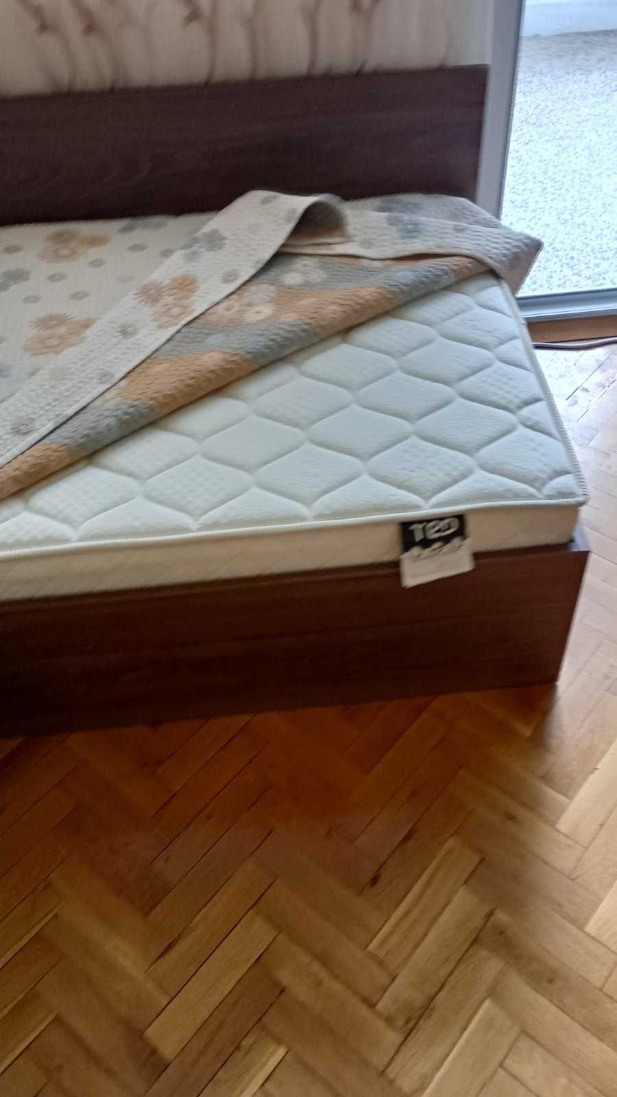 Легло с матрак в добро състояние