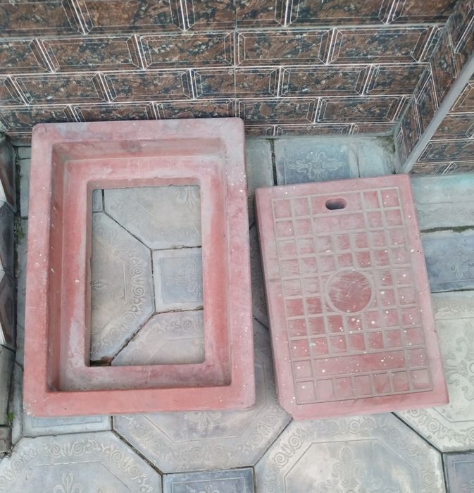 Люк канализационный, немного отколат уголок крышки