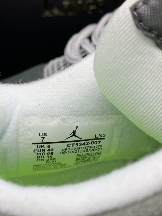 Air Jordan 4 Retro SE neon sneakers