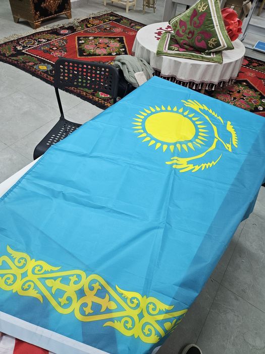 Продам большие флаги США и Казахстана + маленькие флажки