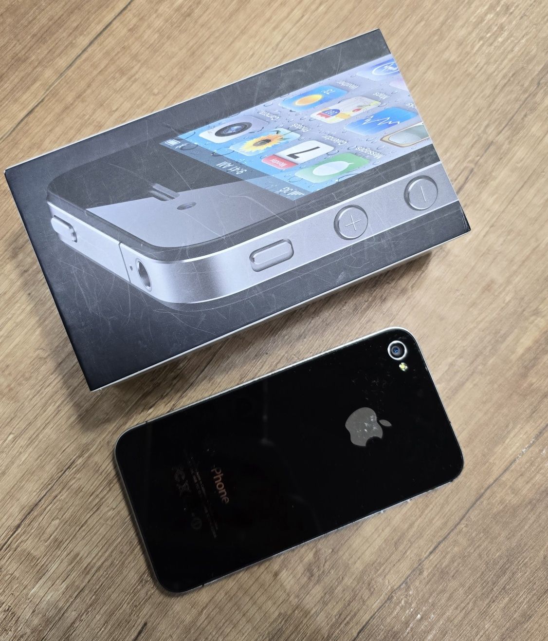 iPhone 4, черен, работещ, със зарядно