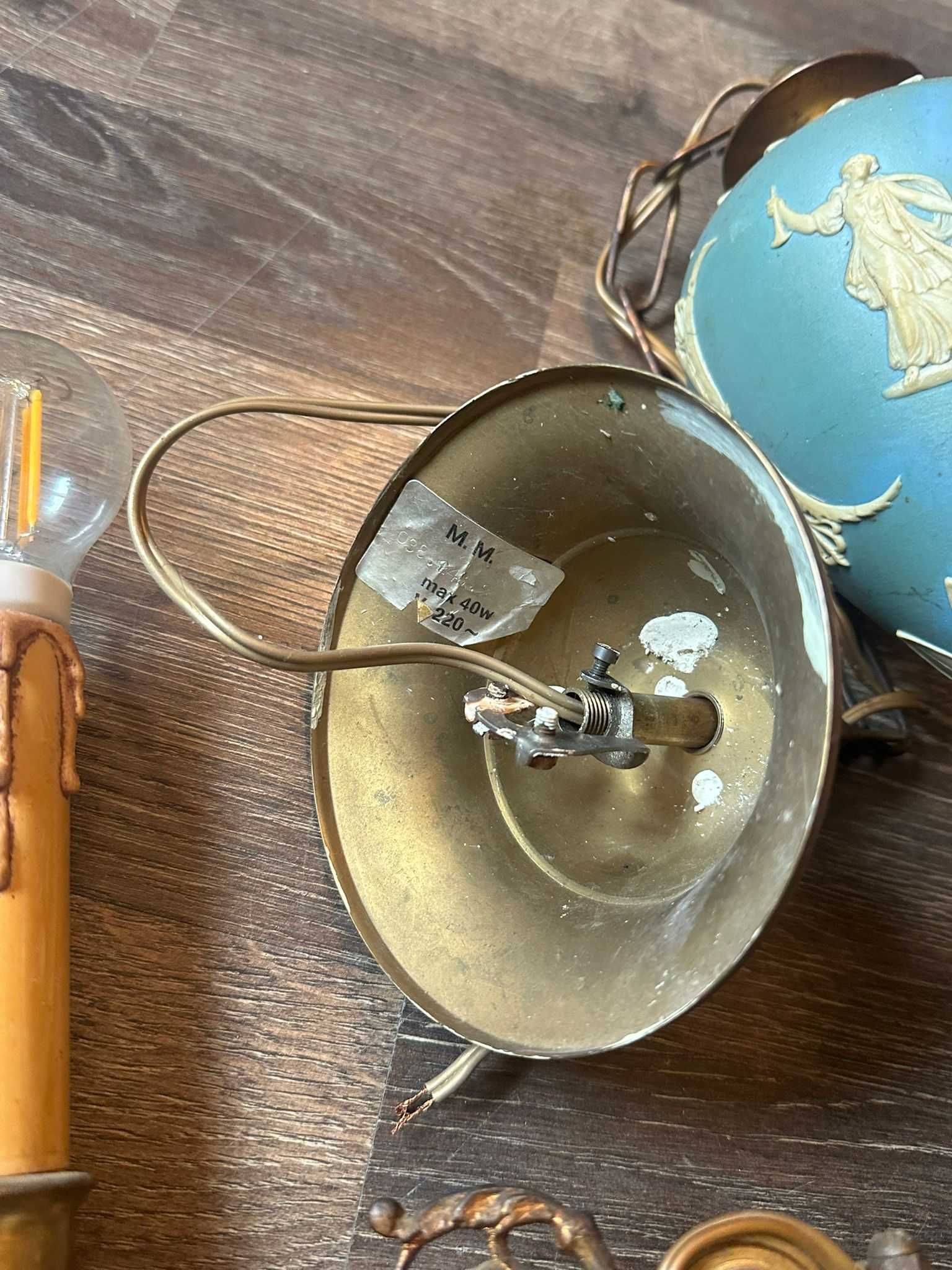 Candelabru din bronz, cu porțelan Wedgwood, mijlocul sec. XX