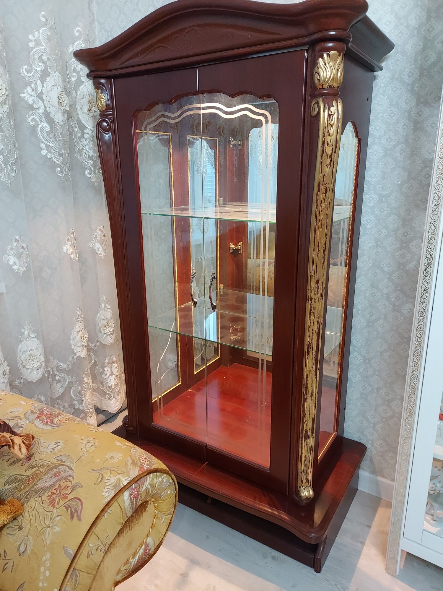 сервант с подсветкой