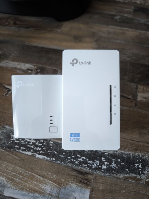 Două kituri TP - link AV600 Powerline Wi-Fi Extender