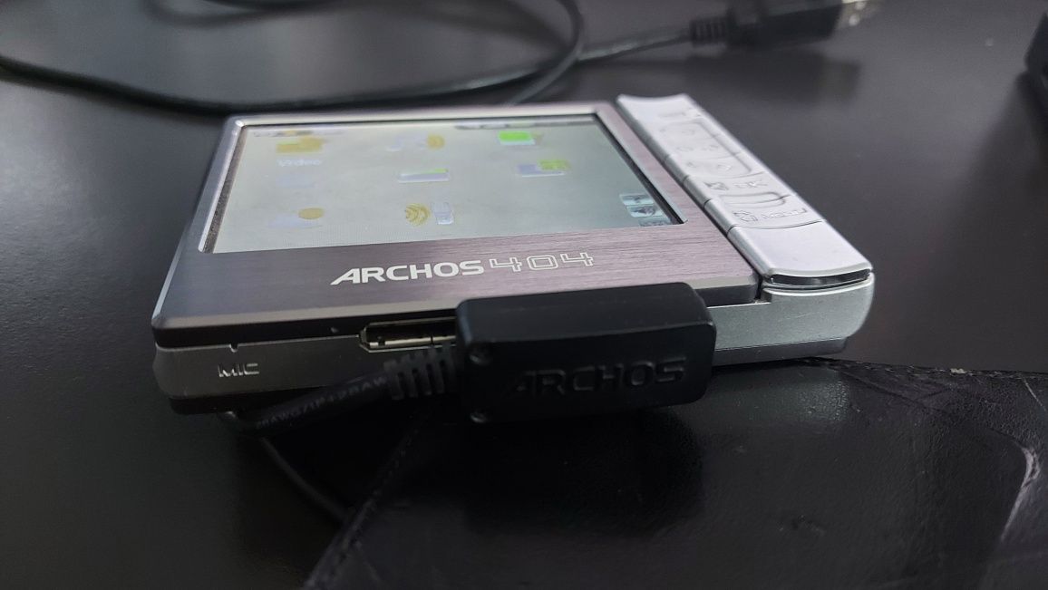 Портативен медия плейър Archos със станция
