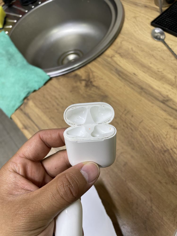 Продам кейс от AirPods 1 и AirPods 3