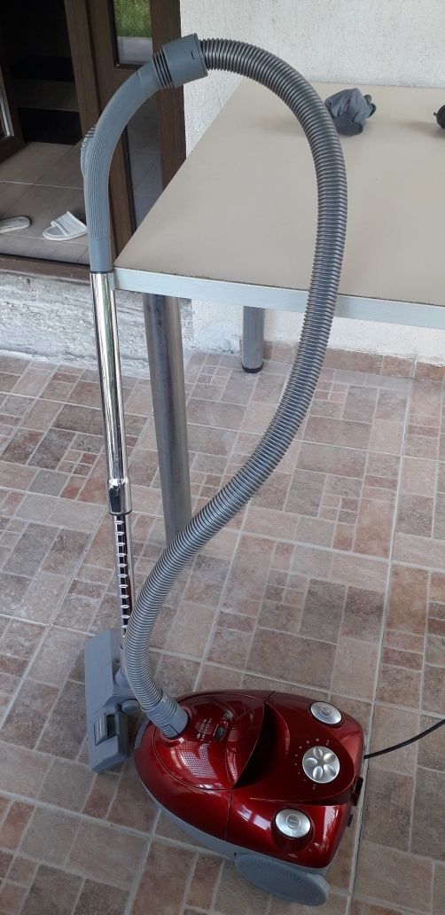 Aspirator cu saculet de gunoi