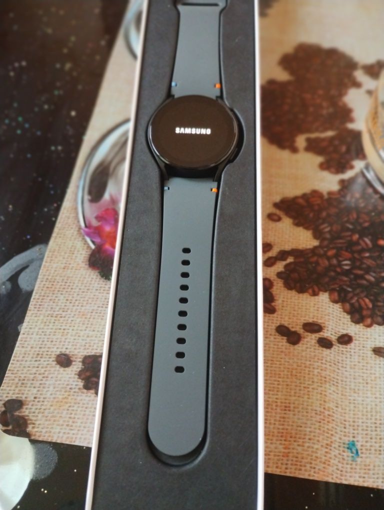 Продавам електронен часовник samsung