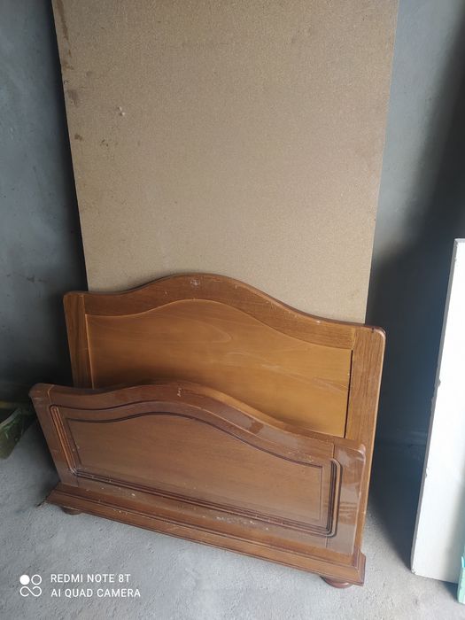 Vând pat de o  persoană  stejar fara saltea