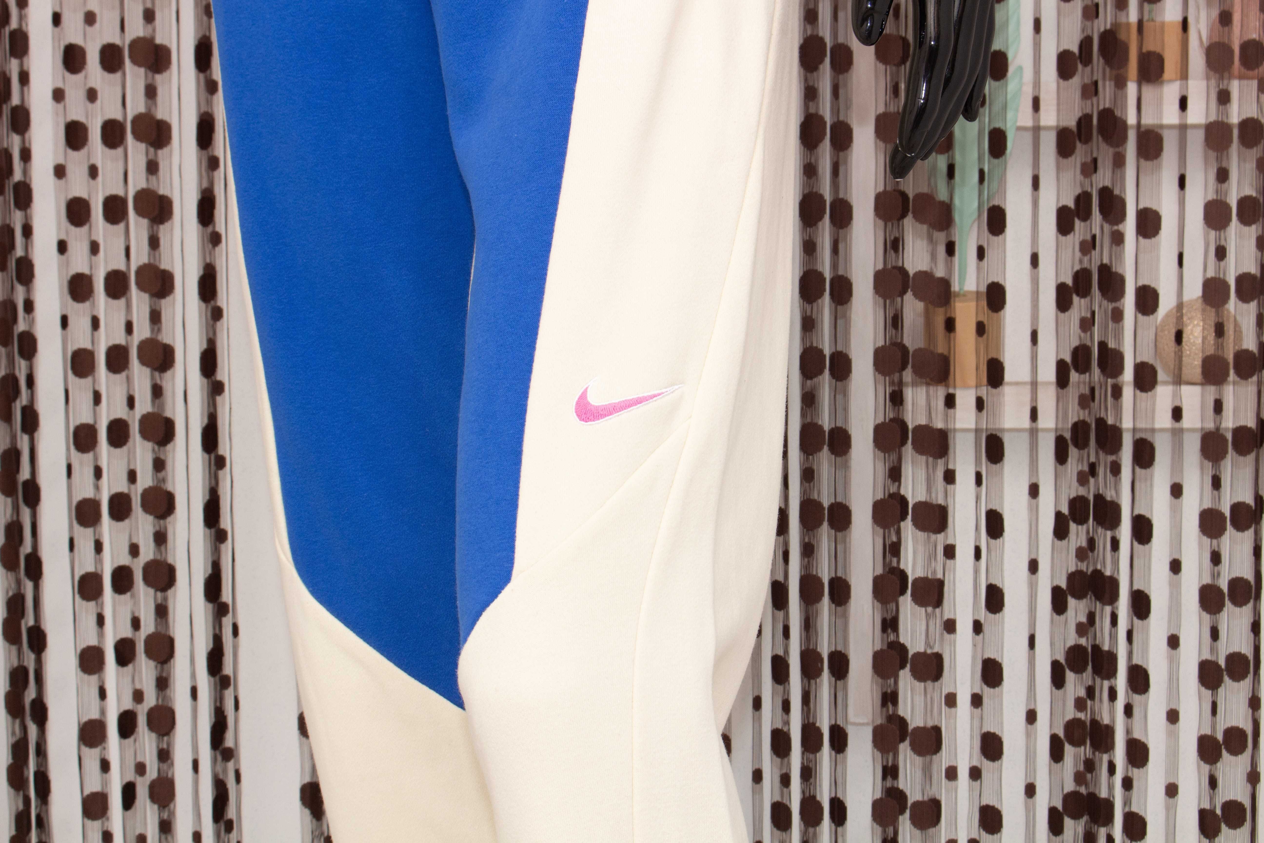 Nike оригинална дамска долница синьо/екрю спортен панталон XS