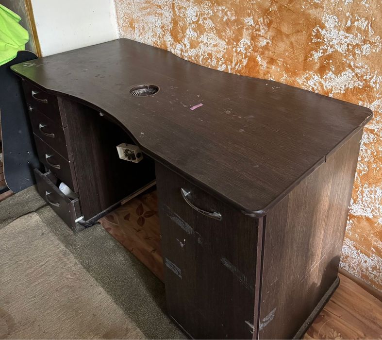 Маникюрный стол со встроенной вытяжкой