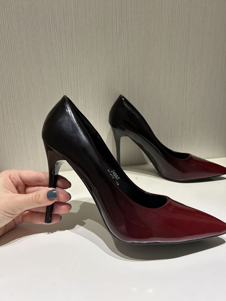 Pantofi stiletto, culoare balayage negru-roșu
