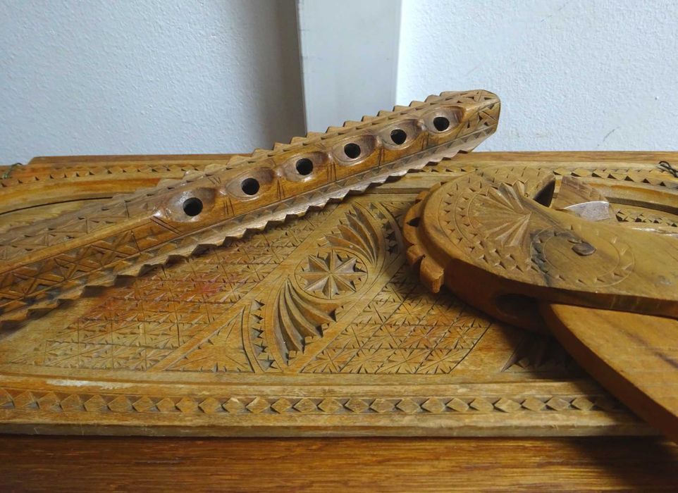 Flaut, platou si spargator de nuci, stil brancovenesc, lemn sculptat