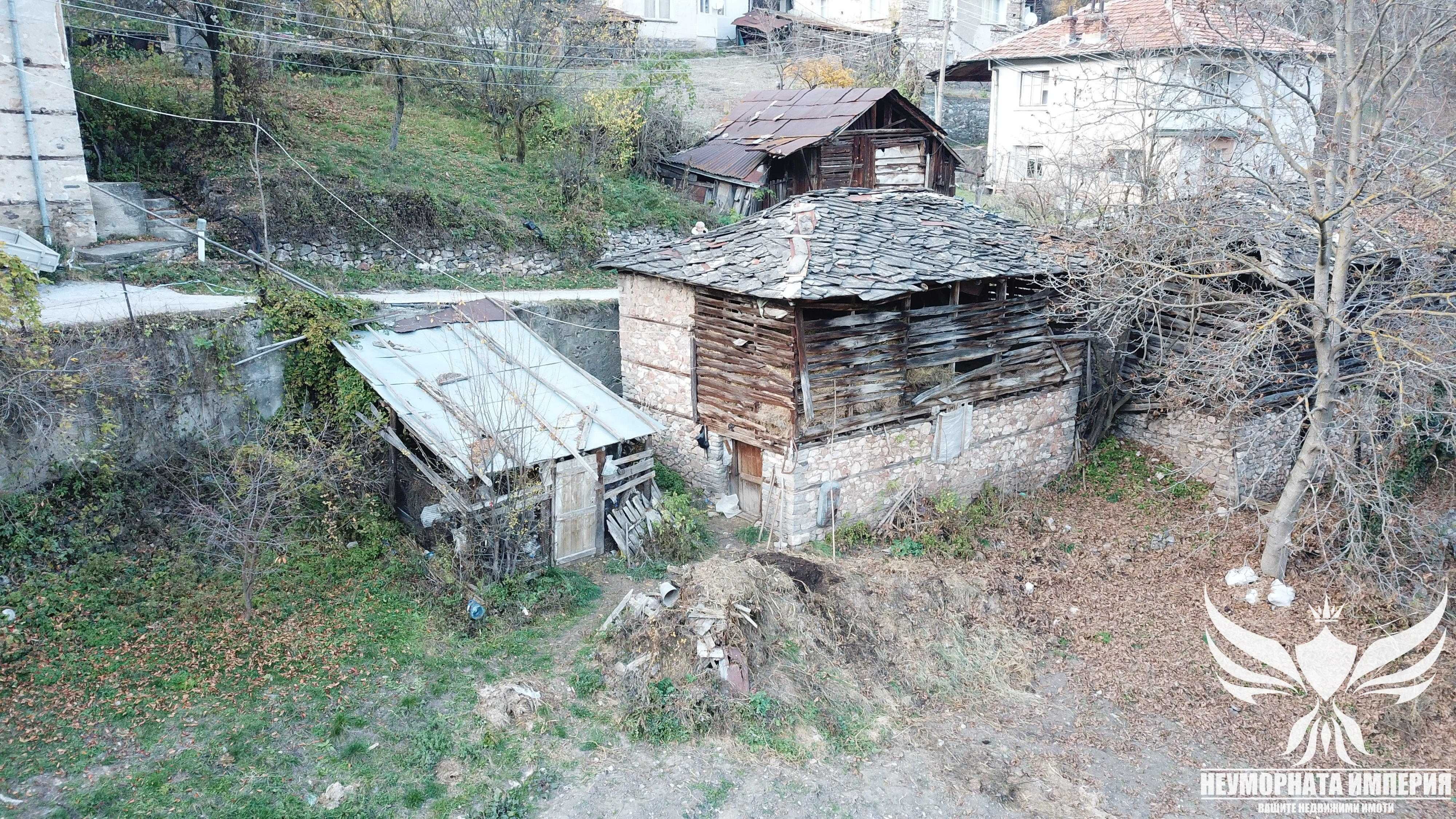 Двуетажна вила/къща 193РЗП с 1270кв.м. двор село Дряново общ.Лъки