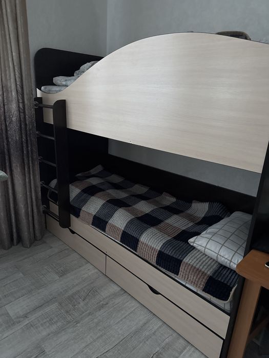 Продаю кровать с 2 матрасами ортопедеческ !