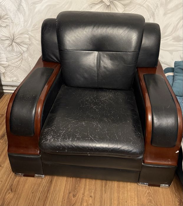 Продам кожаное кресло в хорошем состоянии