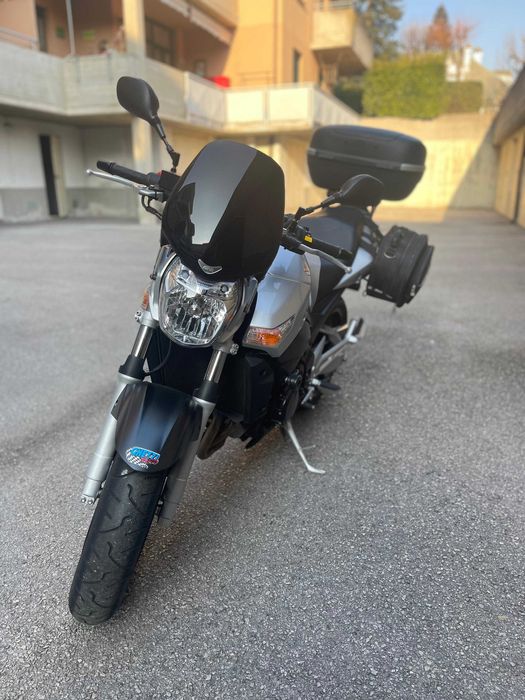 Motocicleta Suzuki GSR 600