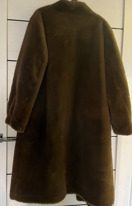 Почти новую искусственную шубку