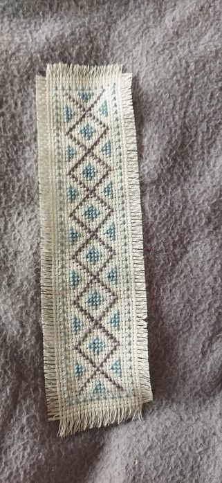 Semne de carte cusute pe etamină la comandă