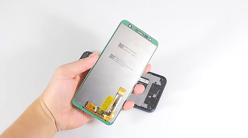 Display Samsung J conform descrierii