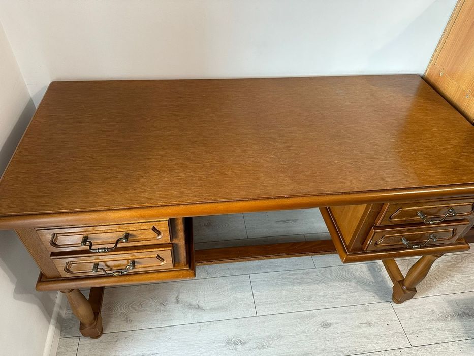 vitrina lemn  cuier birou