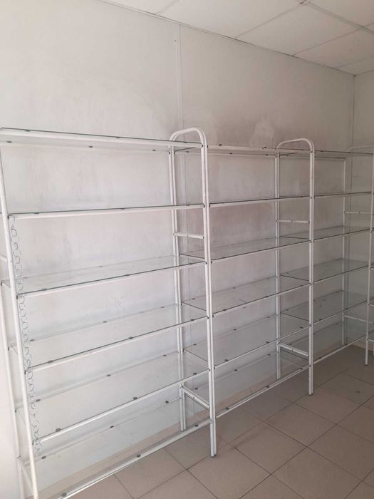 Продавам търговски стелажи и витрина.