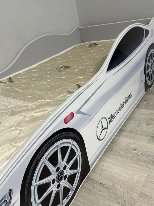 Продам детскую кровать машинку