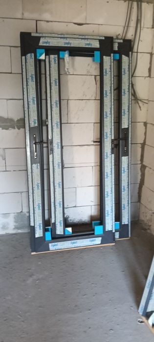 Vând uși termopan noi