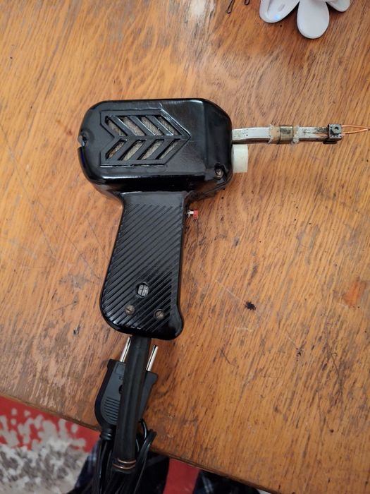 Pistol de lipit romanesc