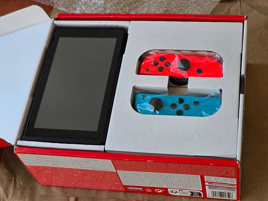 Nintendo Switch + 128гб карта памет + чип и всички аксесоари