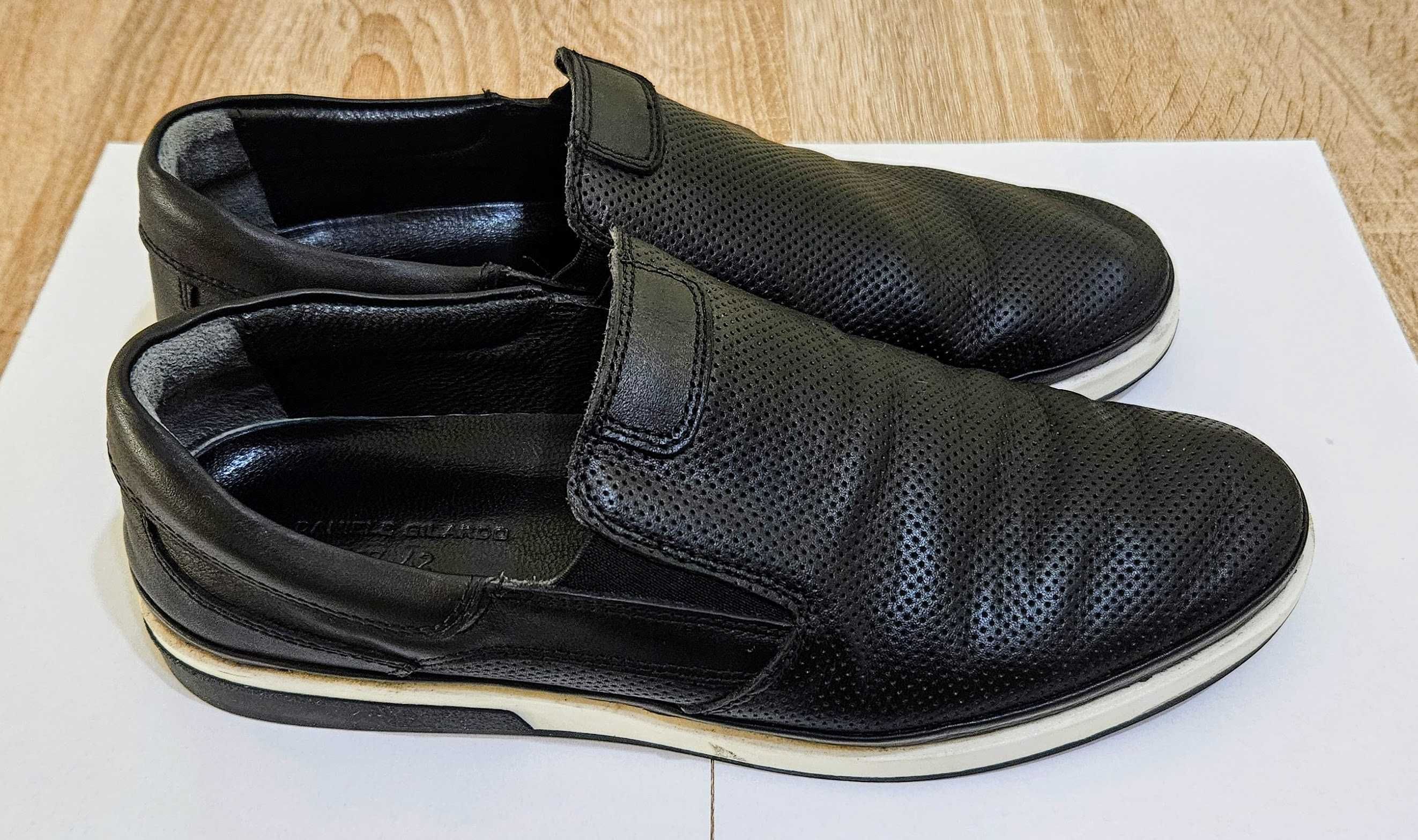 Черни мъжки ежедневни обувки.