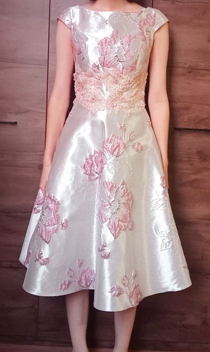 Нарядное миди платье