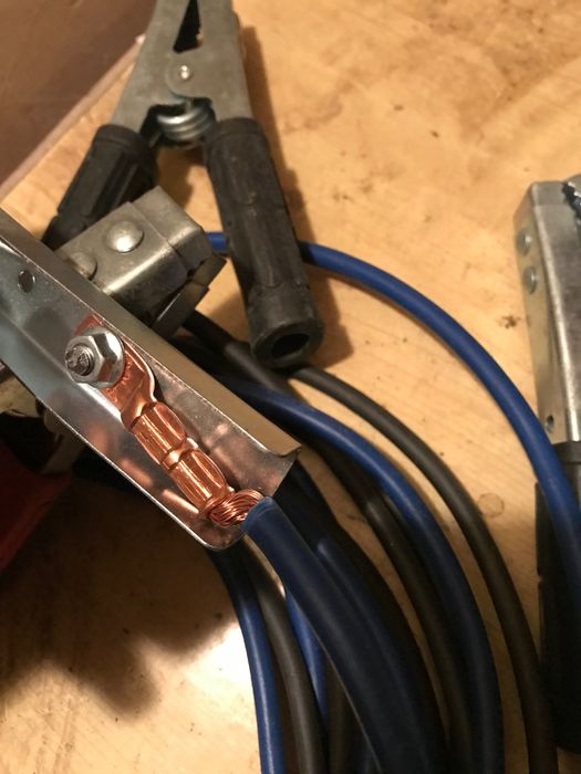 Кабели за подаване на ток към автомобил