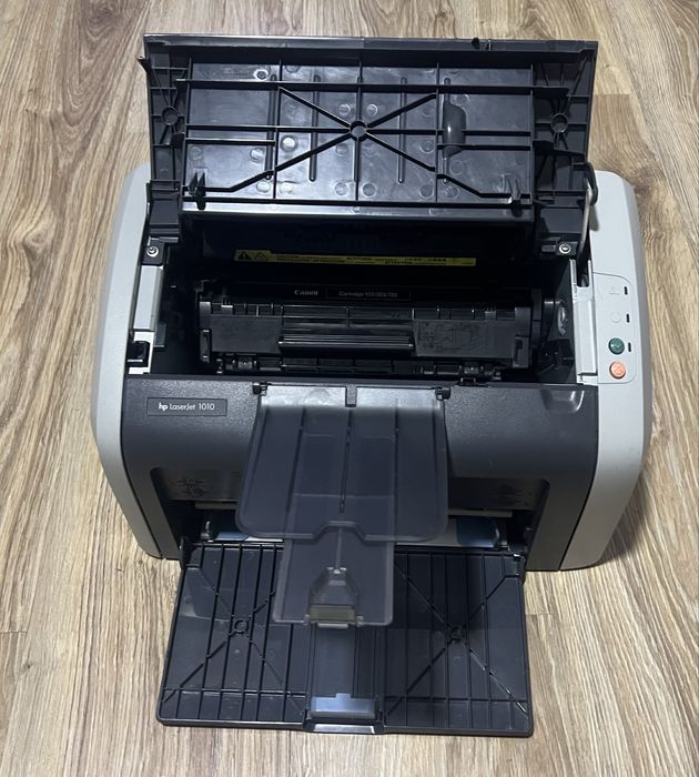 Принтер HP 1010 в отличном состоянии аналог canon 2900