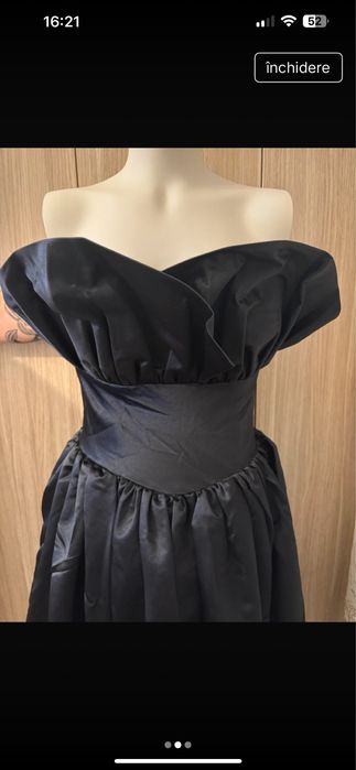 Rochie deoaebita facuta pe comanda la casa de moda.