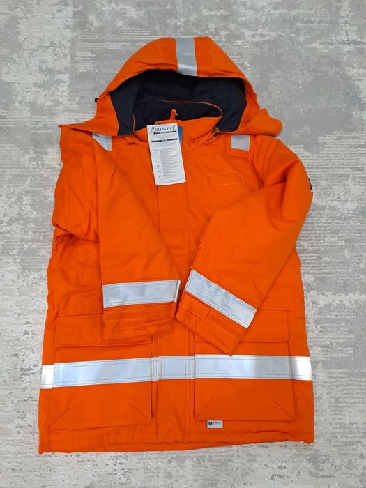 Зимняя куртка, сапоги рабочие