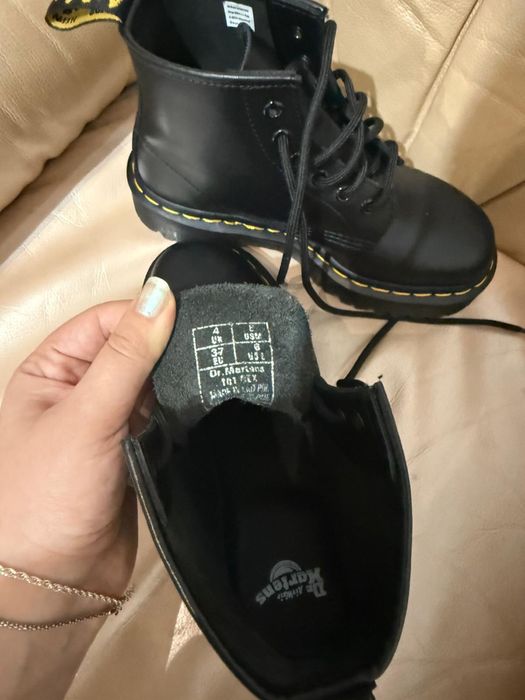 Bocanci Dr. Martens originali – model 1460, negri, mărimea 37