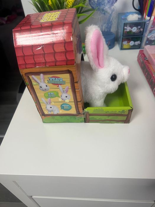 Iepuraș de pluș cu căsuța