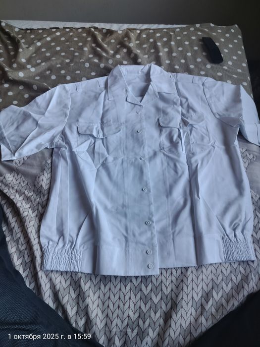 Рубашки белые синие