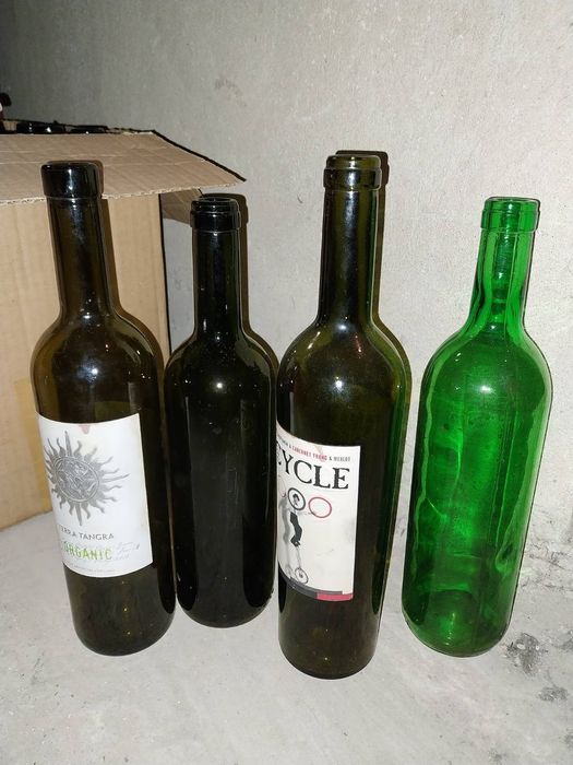 Бутилки от червено вино